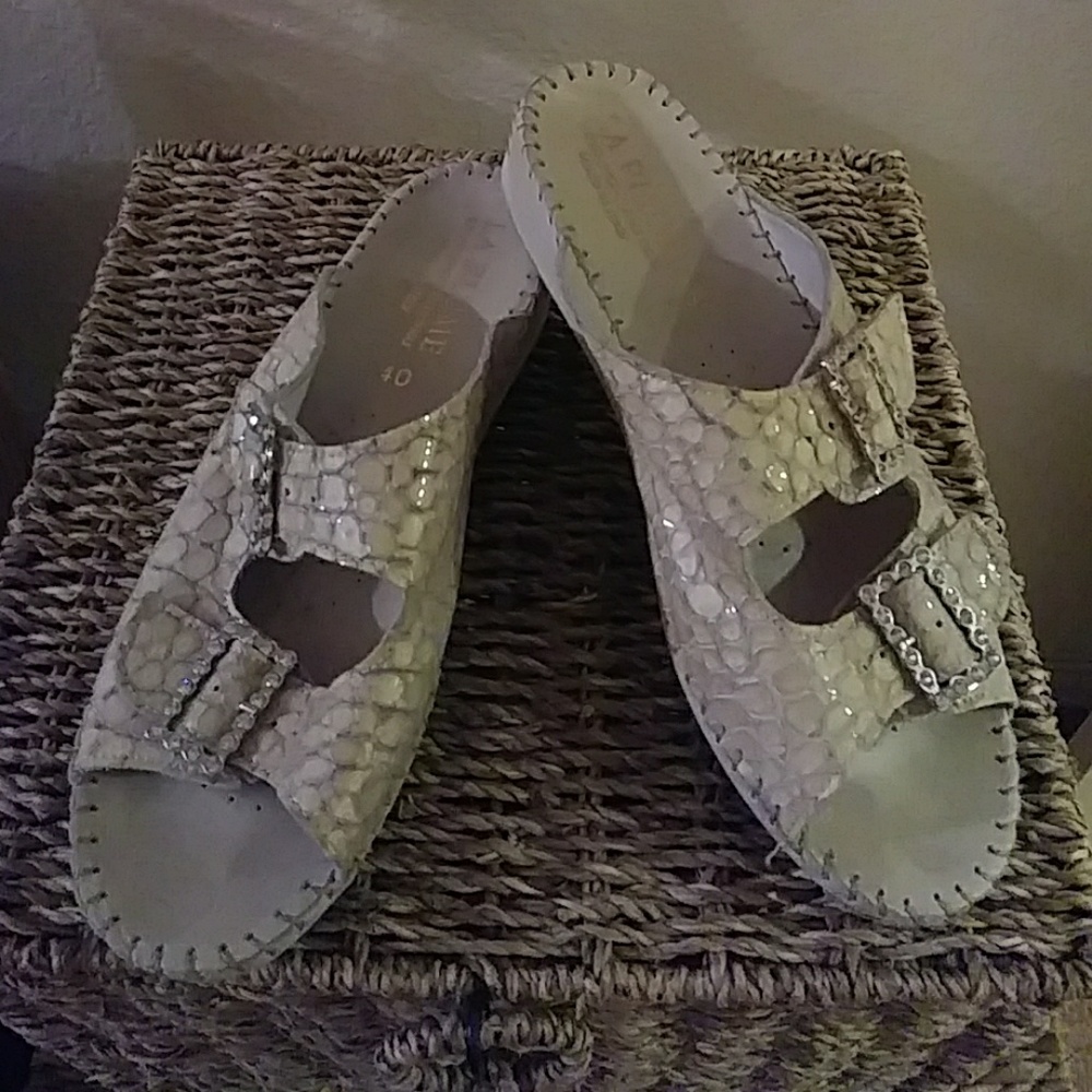 LA PLUME sandals. My favorite.😍